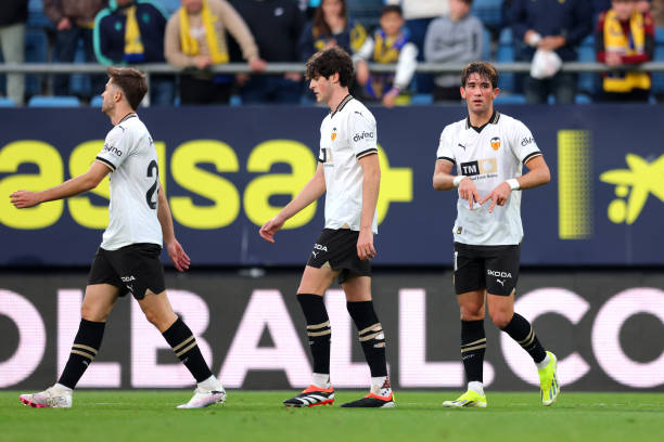 布鲁克林·贝克汉姆身高与穿搭风格：高个子男性的时尚秘诀