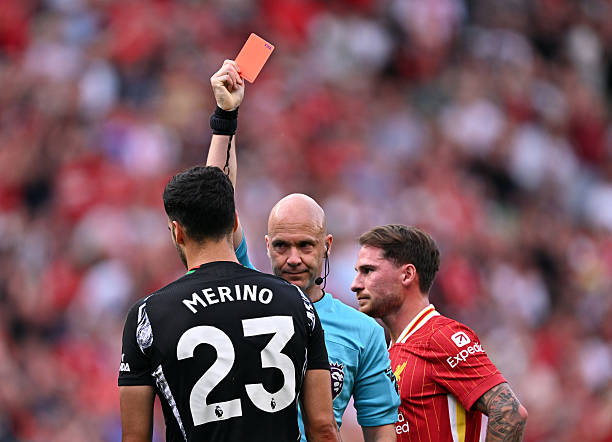 从篮球到足球？C罗95米头球展现恐怖滞空能力