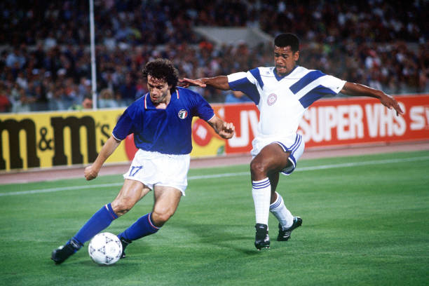 快乐的体育课踢足球主题看图写话