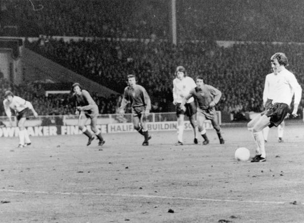 门将：手套是摆设？我用脸就能扑点球！