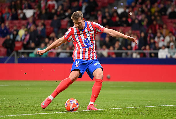 从贝氏弧线到C罗落叶球：足球物理学的演变