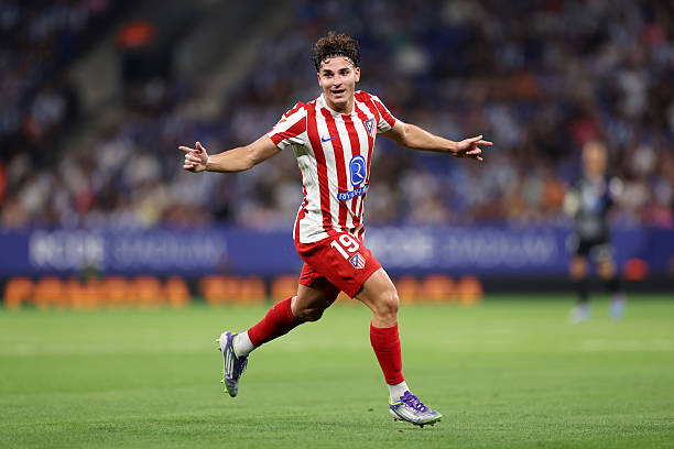 裁判服的时尚变迁：黑色如何成为足球裁判的经典标志？