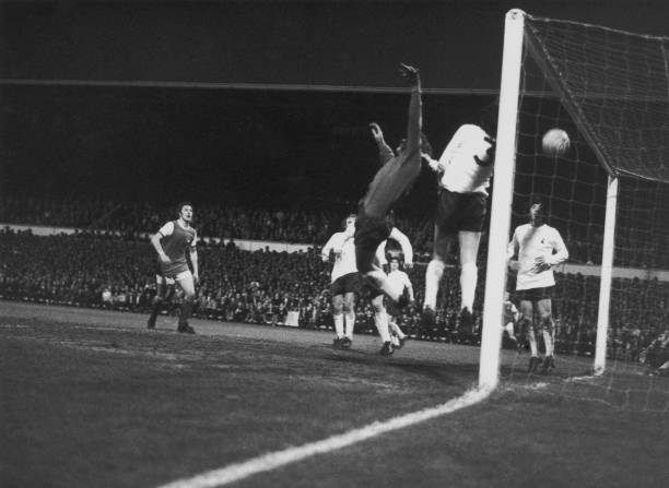 专业足球场尺寸：11人制比赛场地标准