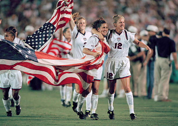 中国代表团旗手揭晓：花剑奥运冠军雷声引领入场