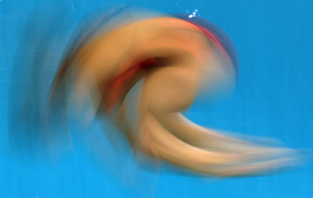 伏明霞第一次夺冠时年仅多少岁？