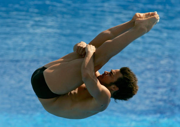 解析博尔特的短跑姿势：从起跑到冲刺的全程技巧