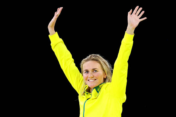 环保手工：用废旧卡纸制作精美的游泳池模型