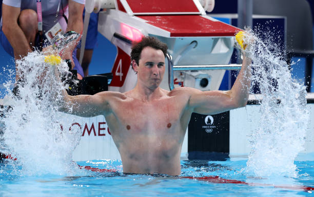 游泳比赛裁判规则与判罚标准