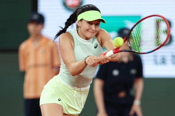 网球捷报：何金昌逆转取胜，晋级八强