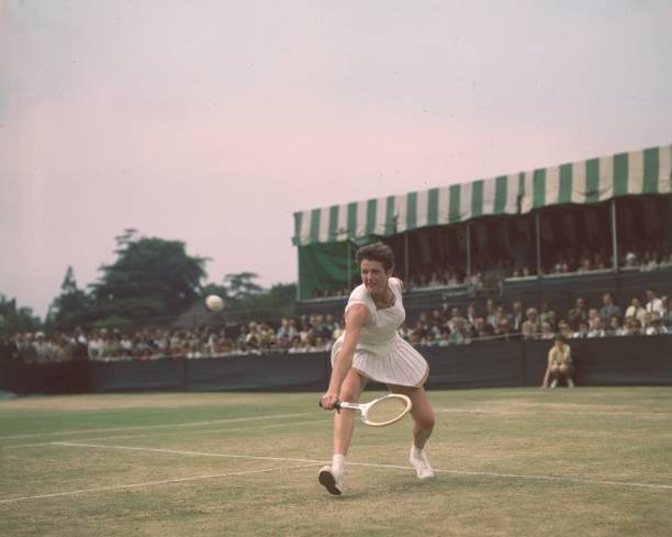 业余与职业网球场地宽度差异分析