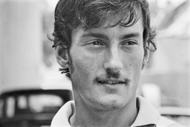 如何准确测量网球单打场地的宽度？