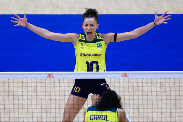 铁榔头的传奇：郎平的排球生涯与成就