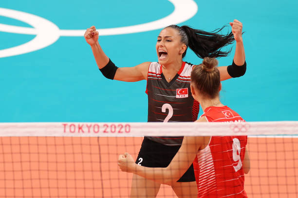 中考排球发球不再怕：上手发球与下手发球的得分秘籍