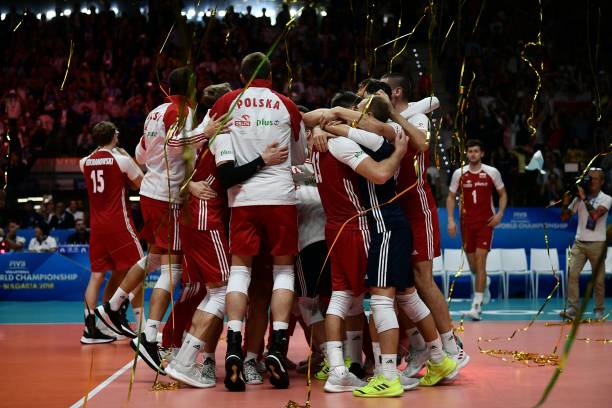 排球场地尺寸要求：比赛场地的长宽与高度