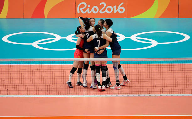 运动之美：女生打排球的动态摄影作品