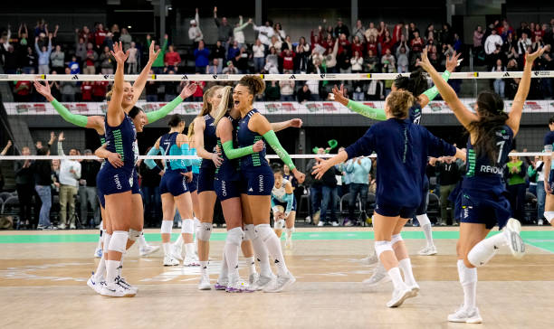 为什么室内排球场的净高至少需要7米？