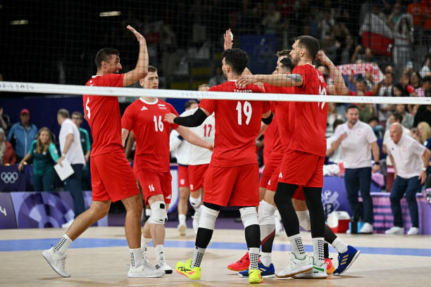 排球场地器材配置与安全区域说明