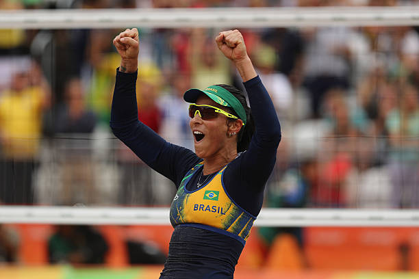 室内排球与沙滩排球比赛时间有何不同？