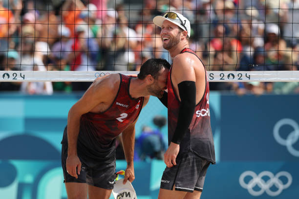 龚翔宇微博更新：与队友的互动瞬间