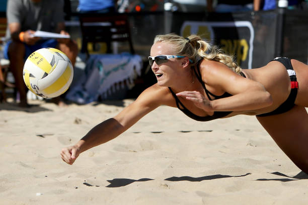 排球基础动作视频：掌握正确的准备姿势与站位技巧