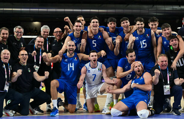 排球比赛队伍人数详解：一队几人？上场几人？