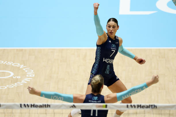 中国女排双子星：惠若琪与朱婷配合默契瞬间